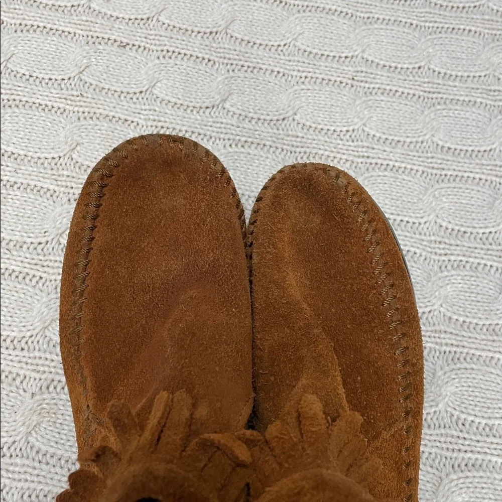 Minnetonka Kids sz 2 suede leather Brown Moccasin ankle Boots fringe rubber sole